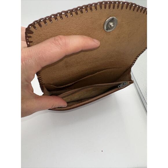 Vintage hand tooled leather womens bifold wallet with snap closure - Picture 4 of 4
